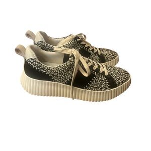 Dolce Vita Dolen Sneaker-NWOT Size 10 Black and Cream